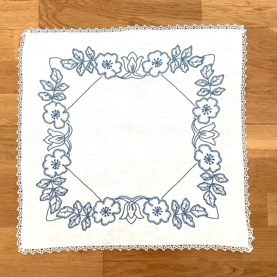 Retro Handbroderad Duk i Linne m Blå Blommor och Uddspets 46 X 45 cm Vintage