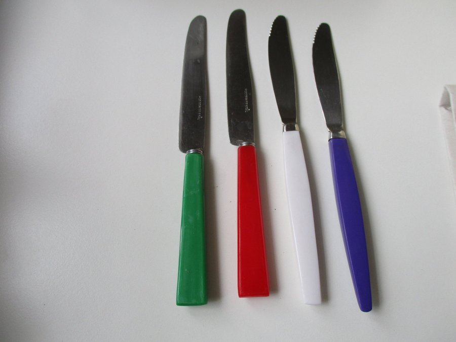 Äldre fruktknivar 4 st i olika färg 2 modeller retro vintage