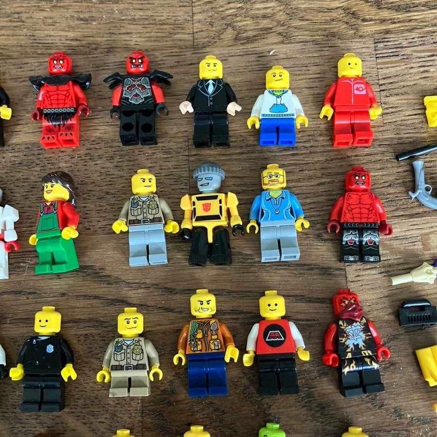 LEGO - 40st Minifigurer + diverse vapen
