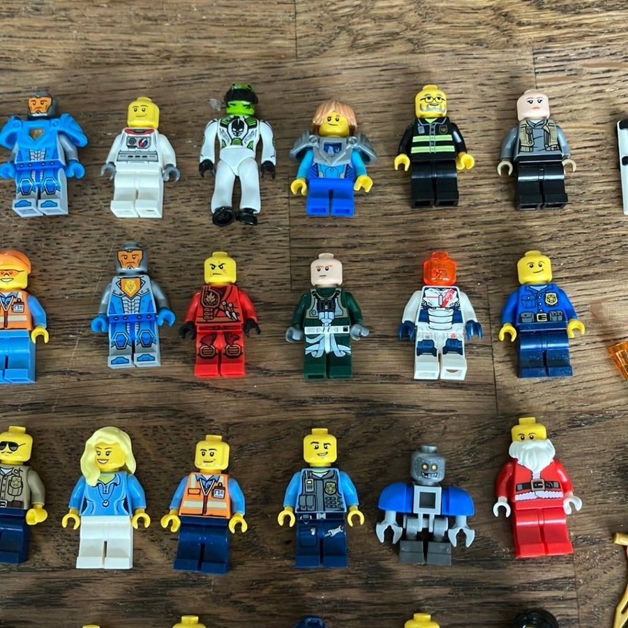 LEGO - 40st minifigurer + diverse vapen