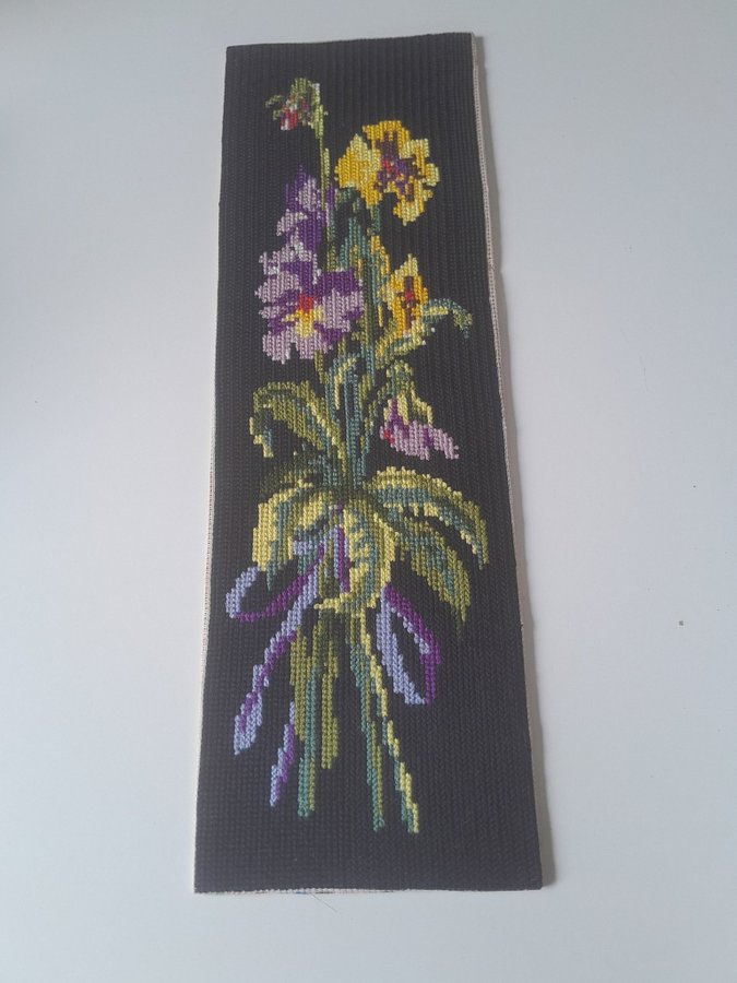 Vacker handbroderad bonad i twistsöm med iris liljor