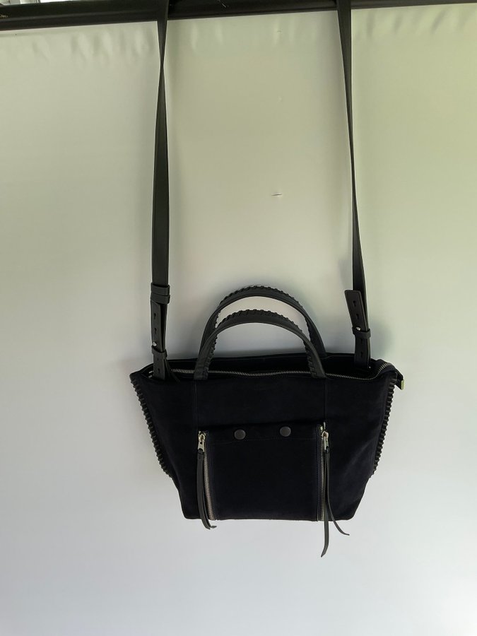 NY marinblå väska från AllSaints läder mocka skinn bag handbag Tote shoppingbag