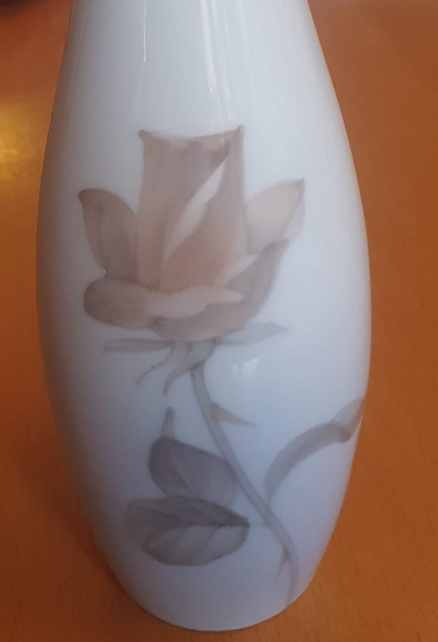 Lyngby Porcelæn porslin vas med rosmotiv - ovanlig - 215 cm - modell 1251 3G