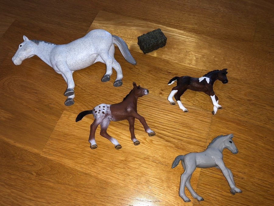 Schleich Horse Club - Häst 3 föl Höbal och fler djur