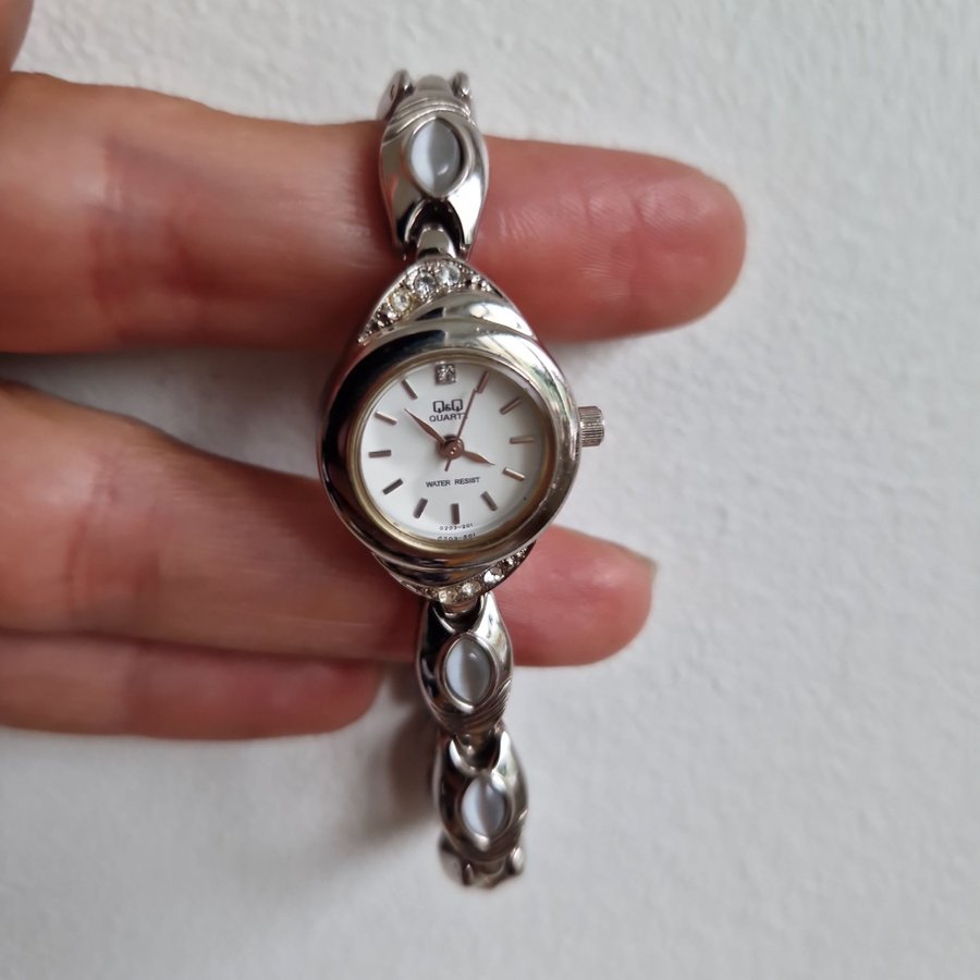 Vintage damklocka silver med detaljer QQ Quartz water resist