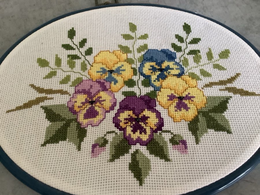 Handbroderad tavla med blommor