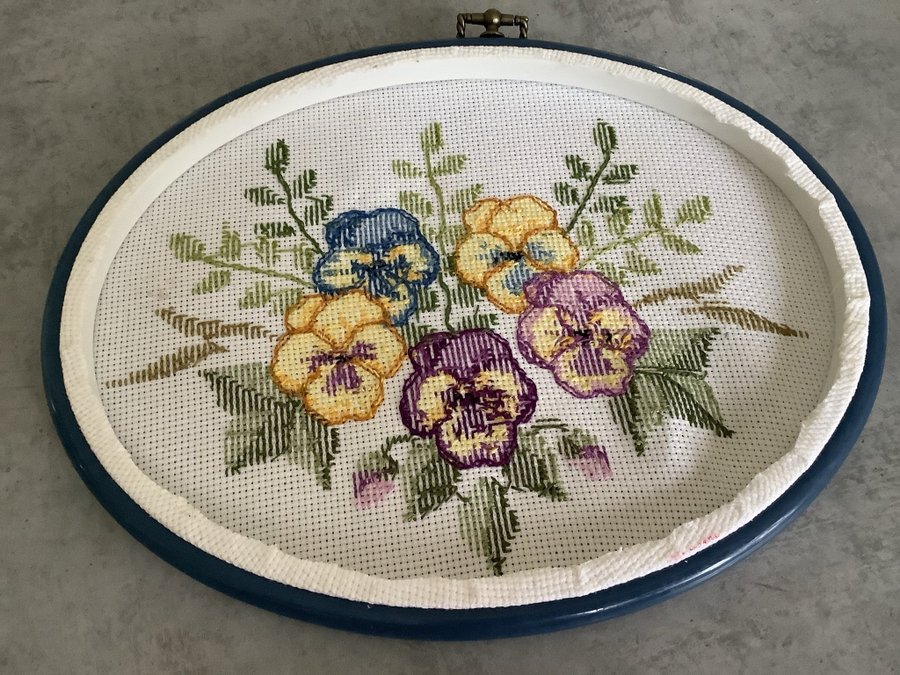 Handbroderad tavla med blommor