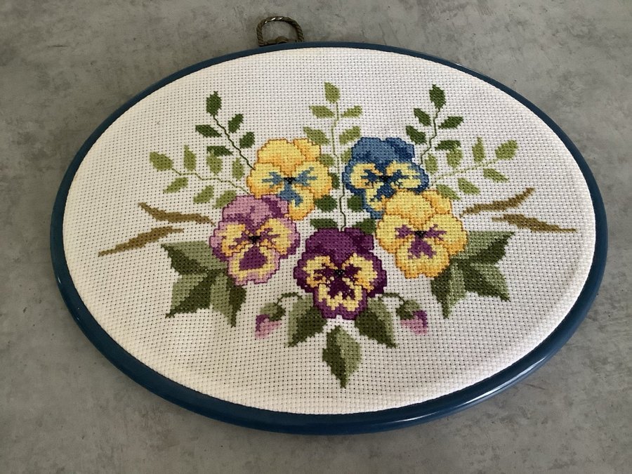 Handbroderad tavla med blommor