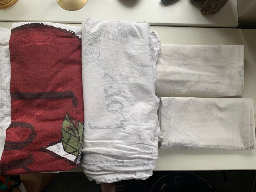 JOTEX - Röd vit sängkläder med texten "Love”