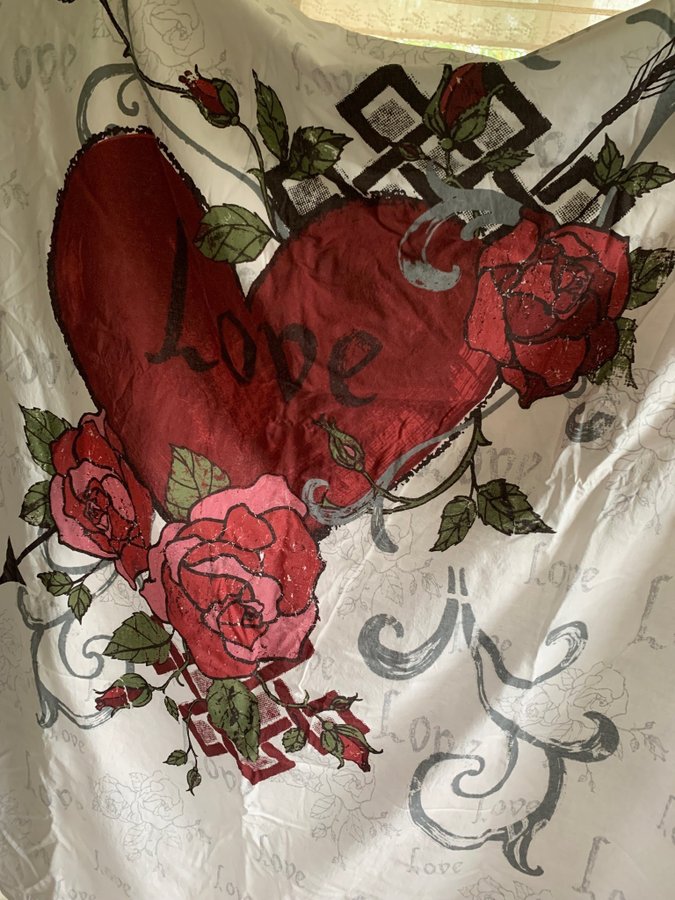 JOTEX - Röd vit sängkläder med texten "Love”