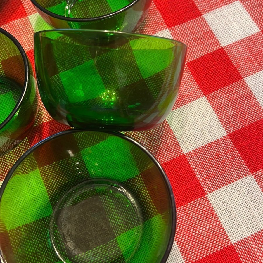 Retro skålar i grönt glas