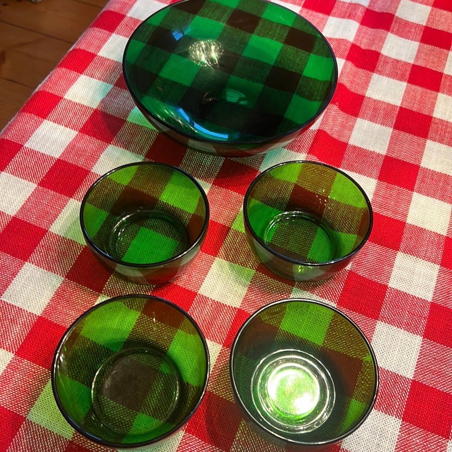 Retro skålar i grönt glas
