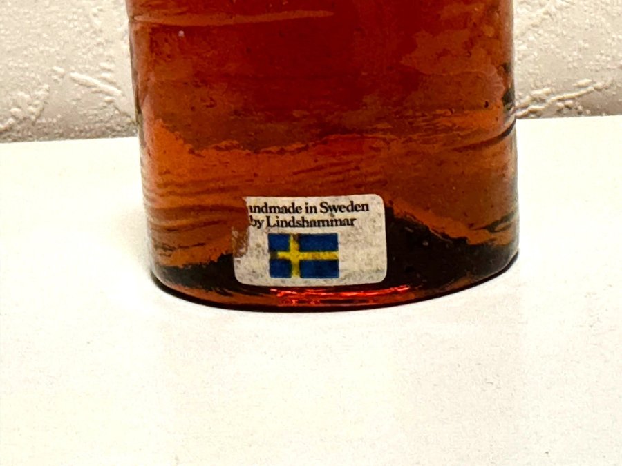 En retro flasköppnare i glas från Lindshammars glasbruk