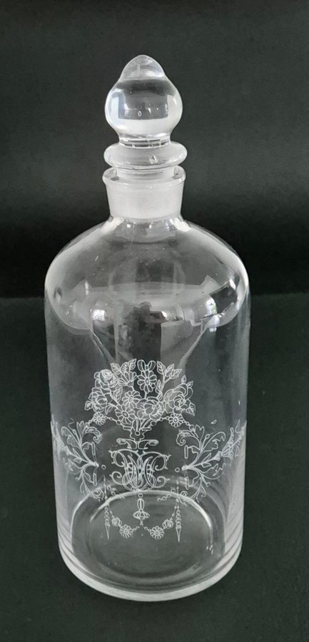 Gammal slipad glas karaff med glaspropp vintage
