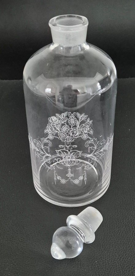 Gammal slipad glas karaff med glaspropp vintage