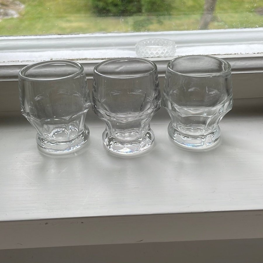 Snaps whisky eller likör glas från Eda glasbruk i Värmland- pressglas