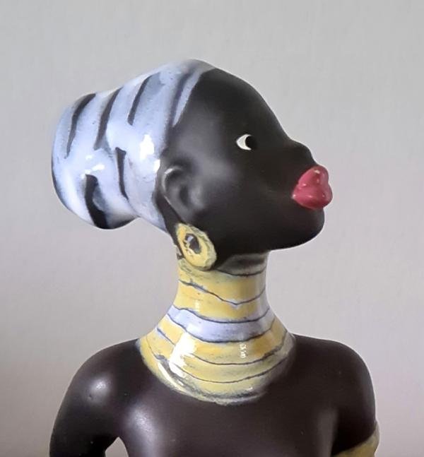 Figurin i keramik "Afrikansk kvinna" Cortendorf Tyskland 1950-tal