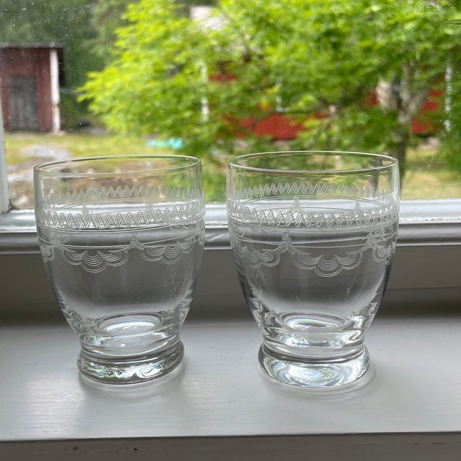 Glas eller vaser munblåsta och vackert sirligt dekorerade