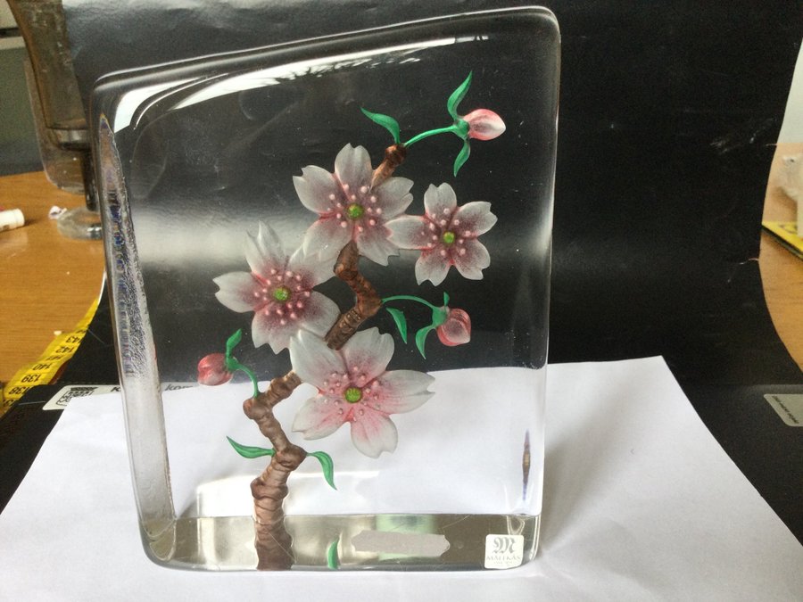 ”Cherry blossom” av Robert Ljubez Målerås glasbruk