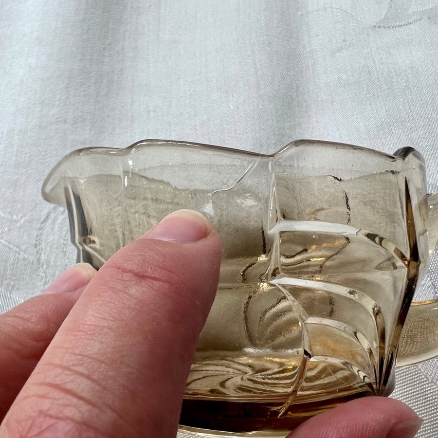 Gräddkanna / liten mjölkkanna i brunt pressglas - VINTAGE