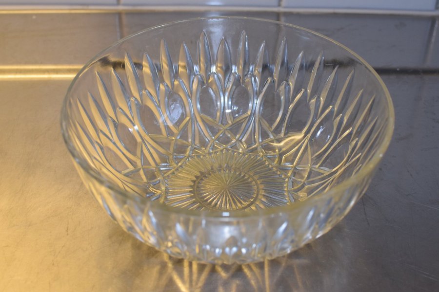 vacker äldre skål i pressat glas 20 x 9 cm