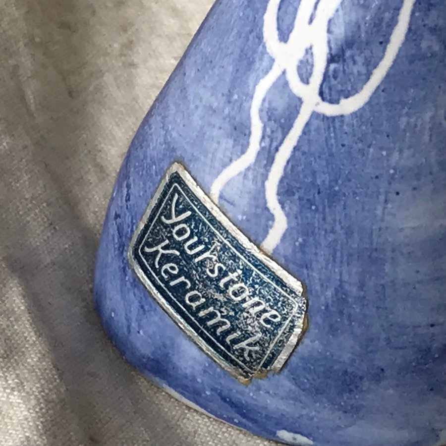 Figur keramik Sign I Y etikett Yourstone Keramik Flicka m ljushållare / vas
