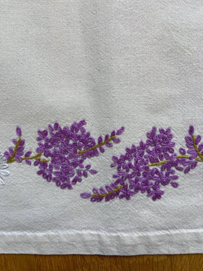 Handbroderad duk med blommor löpare broderad syrener vallmo blåklint