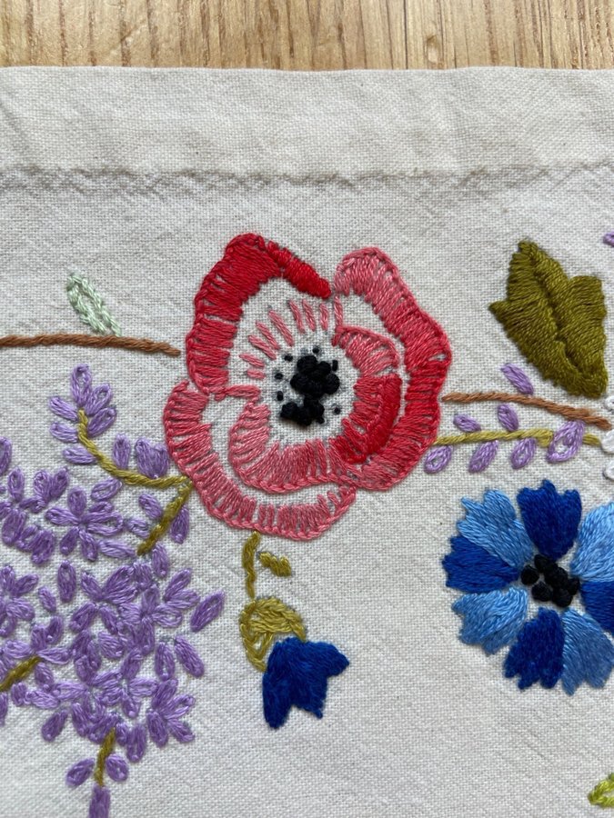 Handbroderad duk med blommor löpare broderad syrener vallmo blåklint