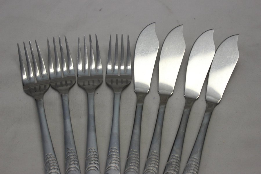 Vintage Fiskbestick Bestick med Fisk Dekor 4 Gaffel + 4 Kniv i Rostfritt