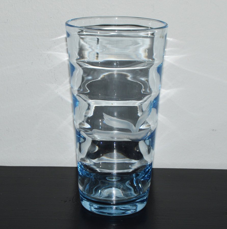 GAMMAL BLÅTONAD MUNBLÅST GLASVAS SLIPAD DEKOR SVAN - VAS GLAS VINTAGE RETRO