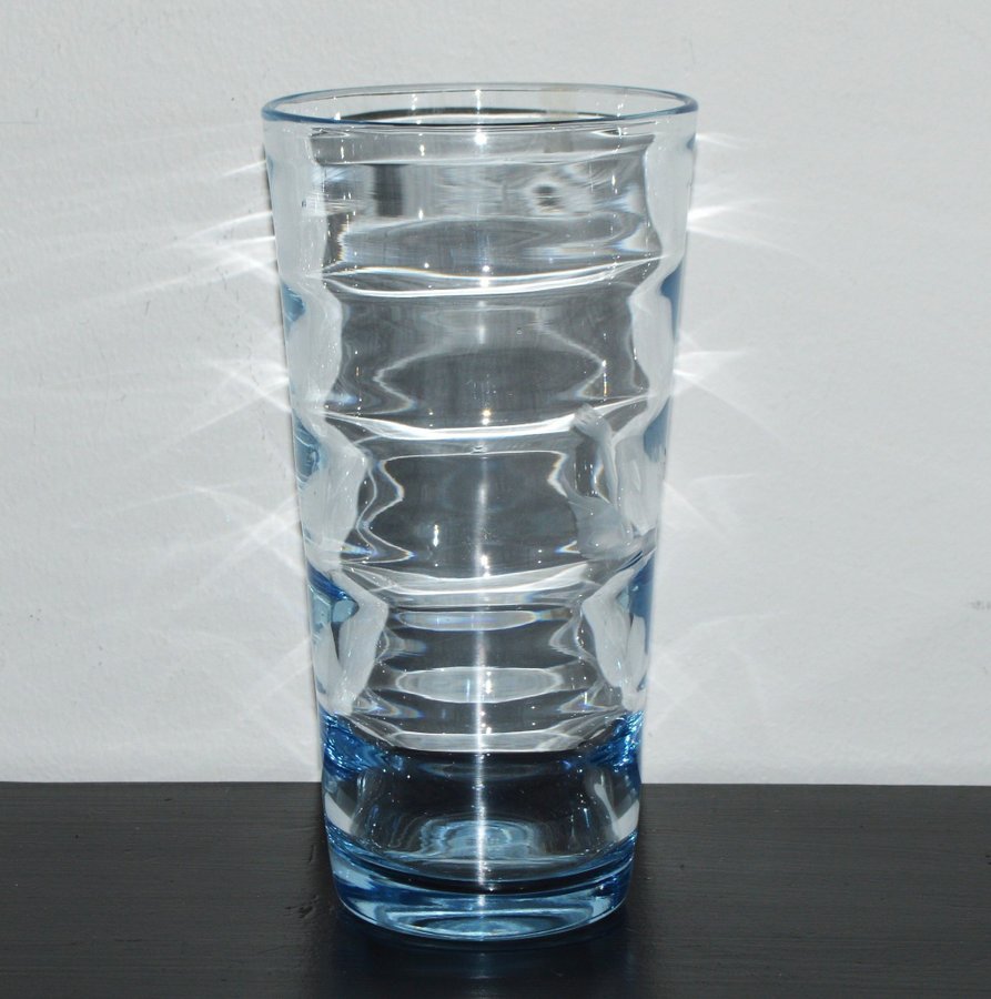 GAMMAL BLÅTONAD MUNBLÅST GLASVAS SLIPAD DEKOR SVAN - VAS GLAS VINTAGE RETRO