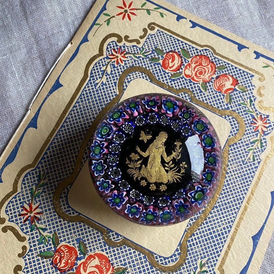 Murano brevpress millefiori guld 1900tal stjärntecken jungfrun blommor fjäril