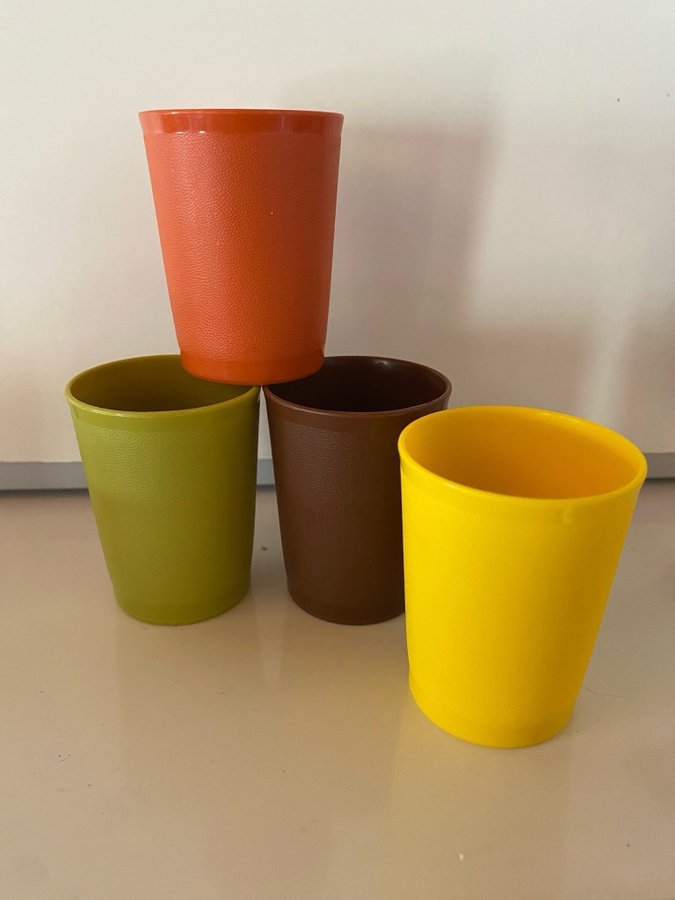 4 st Tupperware plast muggar 70 tal snaps RETRO