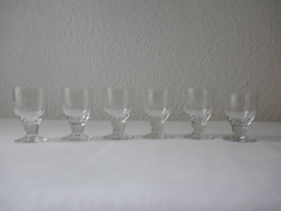 Glas Snapsglas på fot mini-snapsglas kristall m blomslipning 40-tal/50-tal?