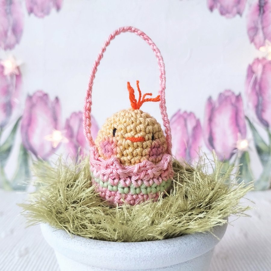 Virkad Kyckling i Korg Påskpynt Påsk Prydnad Påskris Pynt Easter Chick