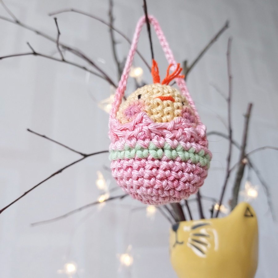 Virkad Kyckling i Korg Påskpynt Påsk Prydnad Påskris Pynt Easter Chick