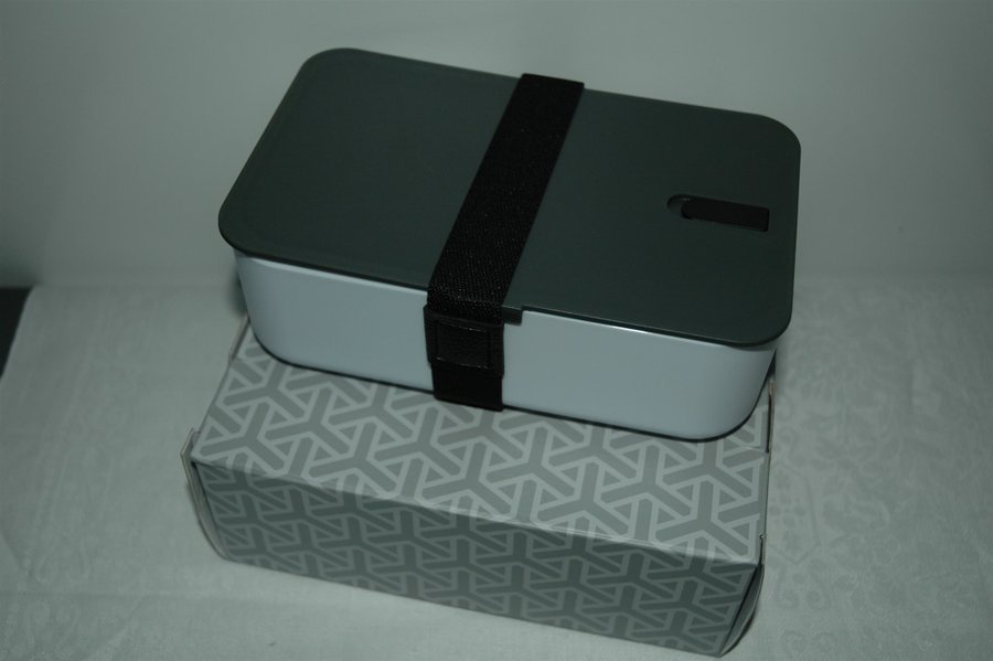 Ny lunchbox lunchlåda i plast med tillhörande lock med silikonkant