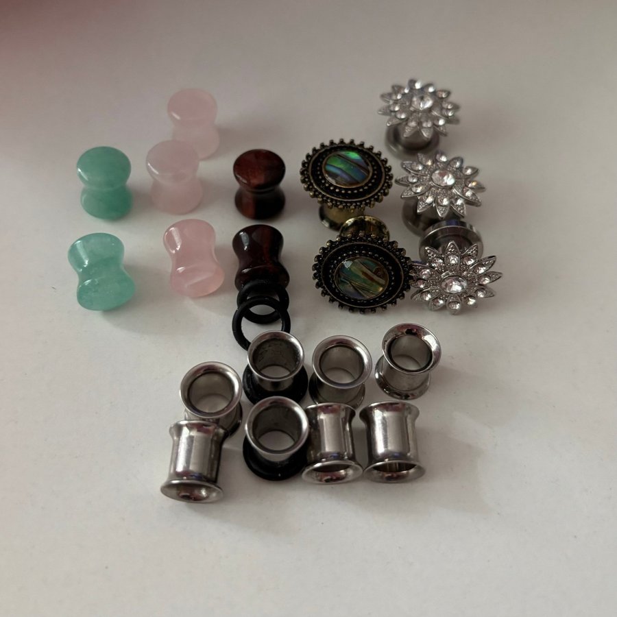 9+ par pluggar från Custom Plugs mfl i storlek 8 mm för töjda öron - helt nya