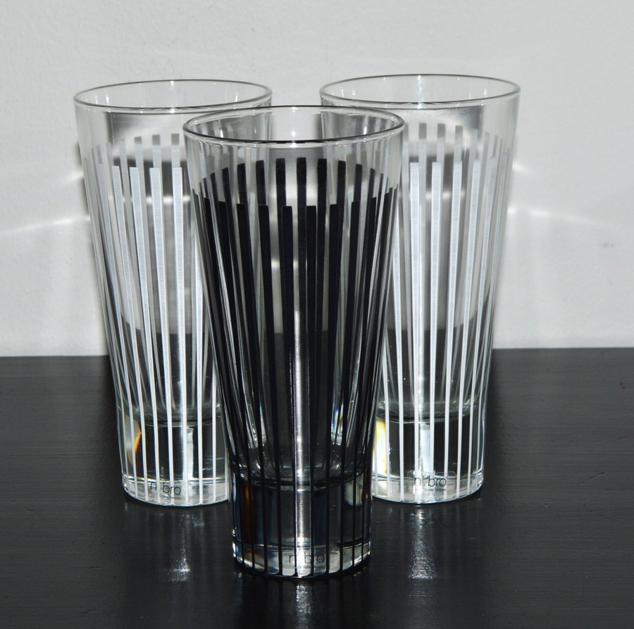 NYBRO CRYSTAL SWEDEN ANDERS LINDBLOM TWIST 3 GLAS VASER VIT SVART - HANDPAINTED