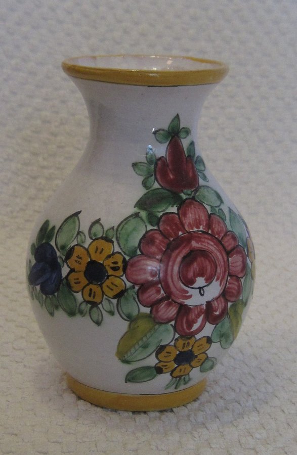 Liten vas i keramik med handmålade blommor från Österrike 1940-tal vintage