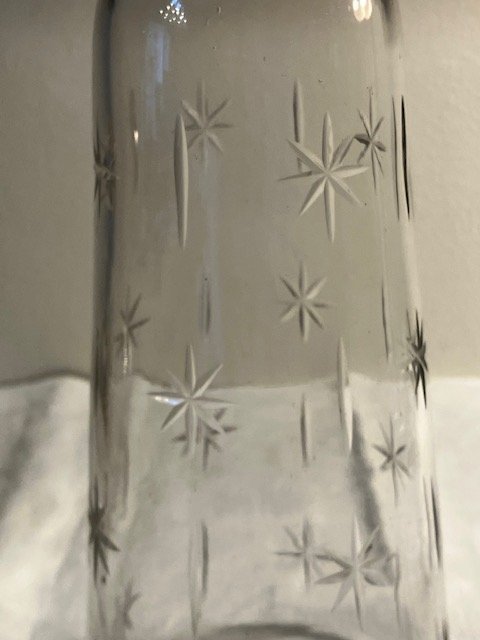 Elegant gammal glaskaraff med propp och gravyr av stjärnor Höjd ca 30 cm