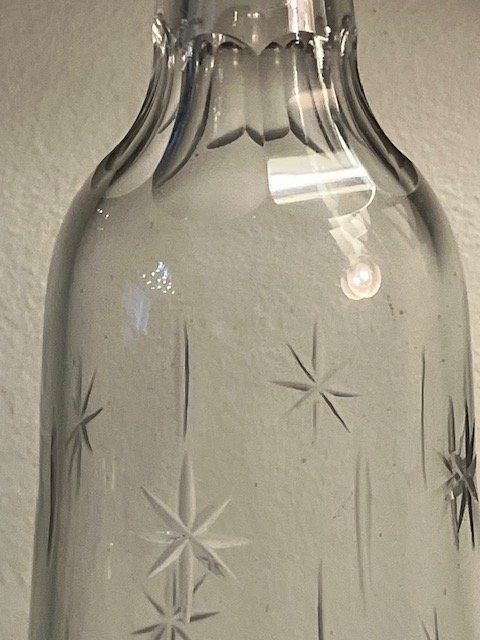 Elegant gammal glaskaraff med propp och gravyr av stjärnor Höjd ca 30 cm