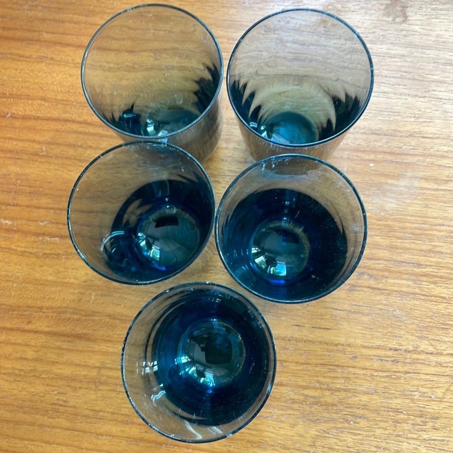 Underbara blågröna glas whisky vatten eller selter