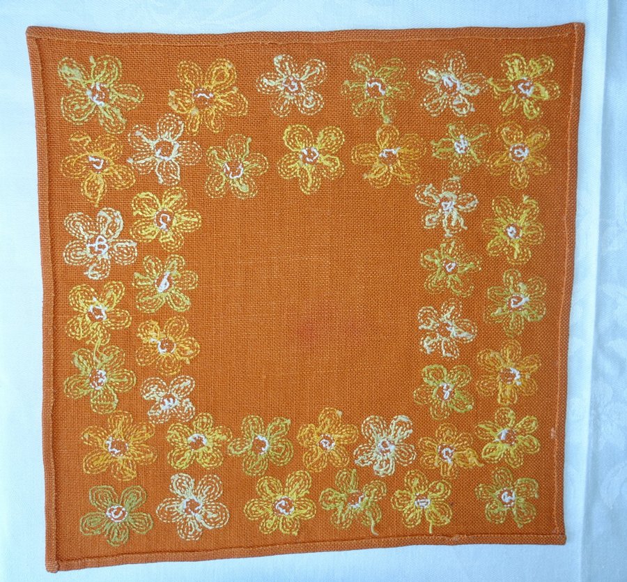 Två handsydda dukar/ Vintage/ 60-tal/ Broderade dukar/ Lin/ Linnebroderi