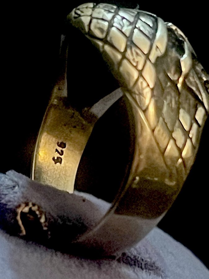 silverring i äkta silver halv skalle ring  fina detaljer stämplat 925