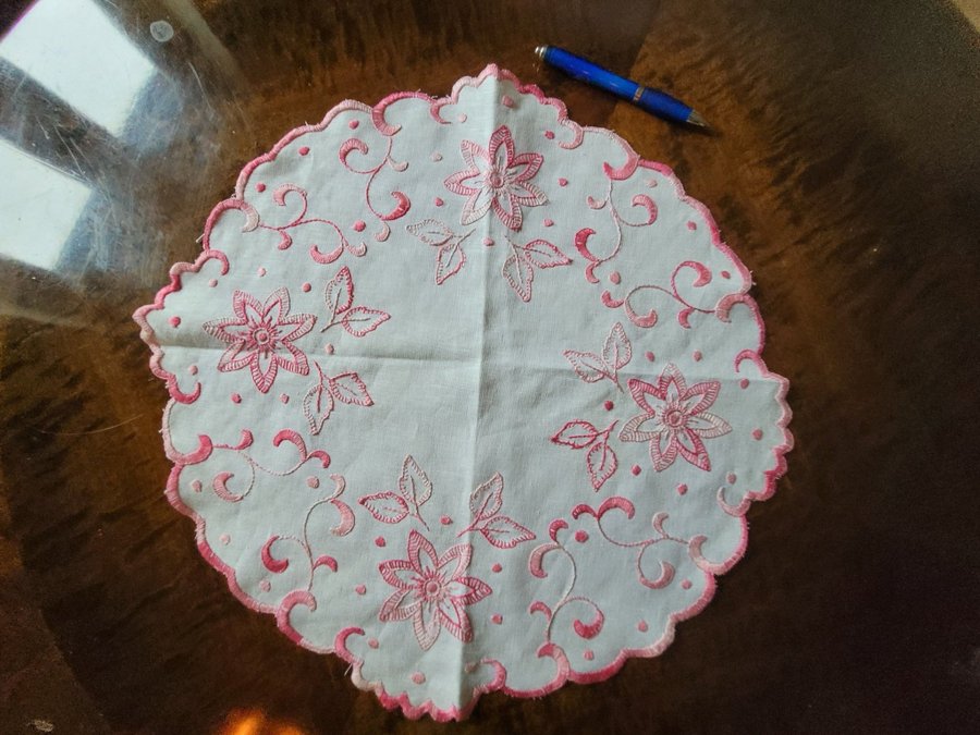 Vacker äldre sommar duk handbroderad blommor rosa vit 42×45cm lantlig