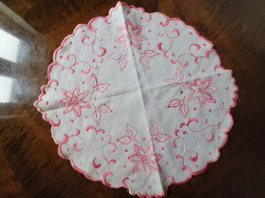 Vacker äldre sommar duk handbroderad blommor rosa vit 42×45cm lantlig