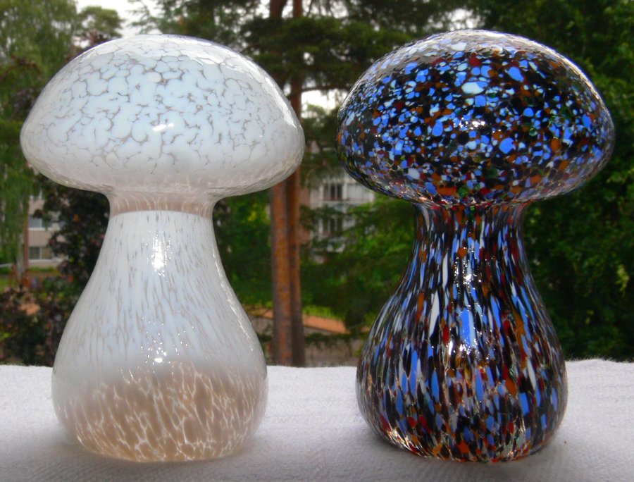 Två söta svampar i konstglas Smålandshytta glasbruk retro