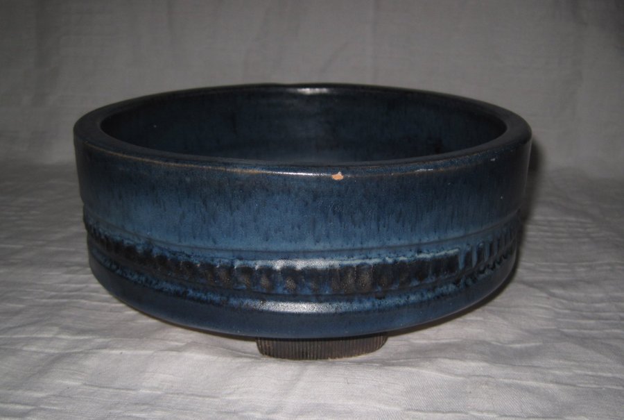 SKÅL KERAMIK keramikskål Irma Yourstone blå med reliefbård **retro 1970 tal