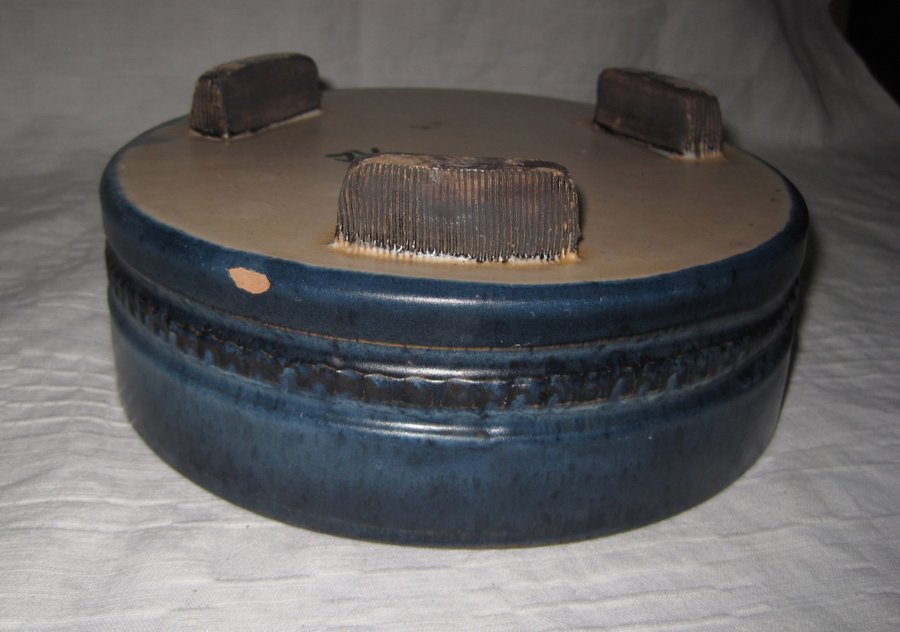SKÅL KERAMIK keramikskål Irma Yourstone blå med reliefbård **retro 1970 tal